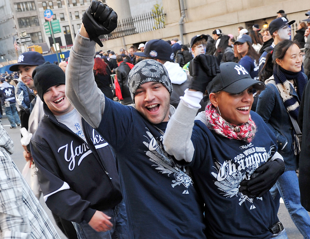 yankees fans cheering