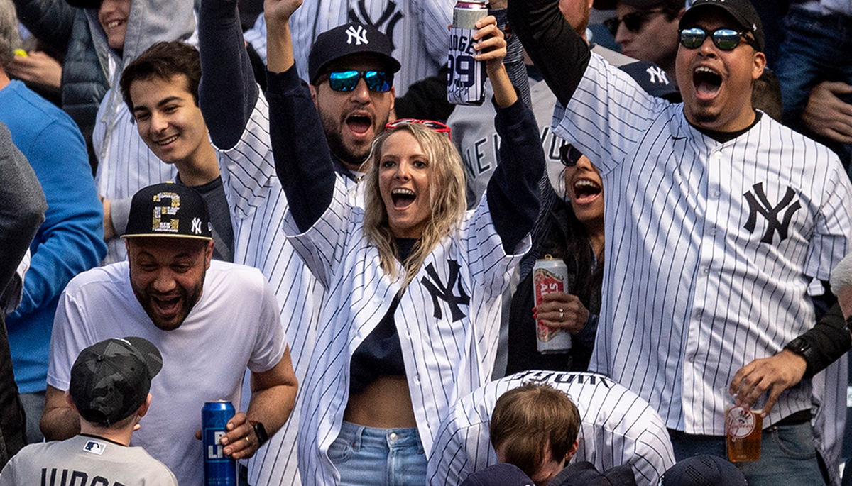 yankees fans cheering