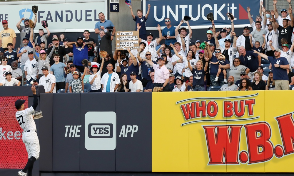 yankees fans cheering